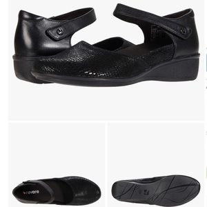 NEW REVERE osaka mary jane - WIDE width in black lizard/strap extenders included